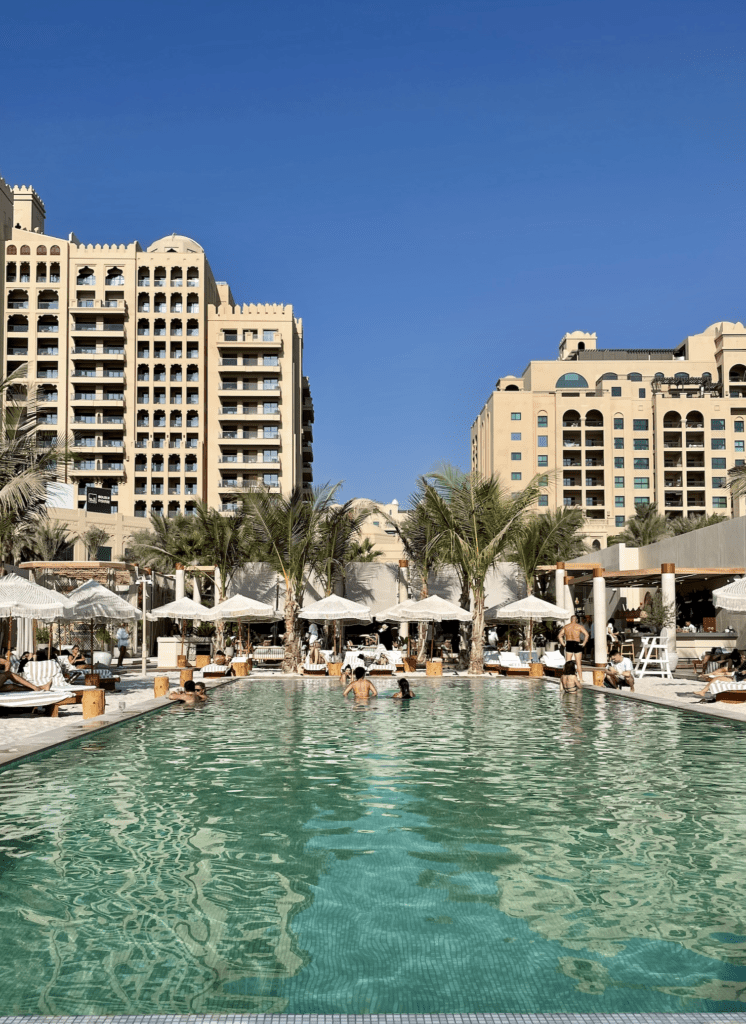 mooiste stranden Dubai,best beach clubs Dubai, best beach clubs Dubai, Palm West Beach Dubai, sān beach, kyma beach, five palm,